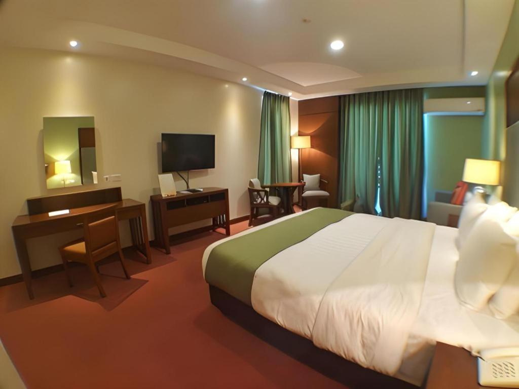 Mansion Garden Hotel Olongapo Exterior photo